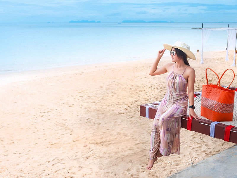 Avoid the chaos To the clean white sand beach at Lanta Sand Resort & Spa